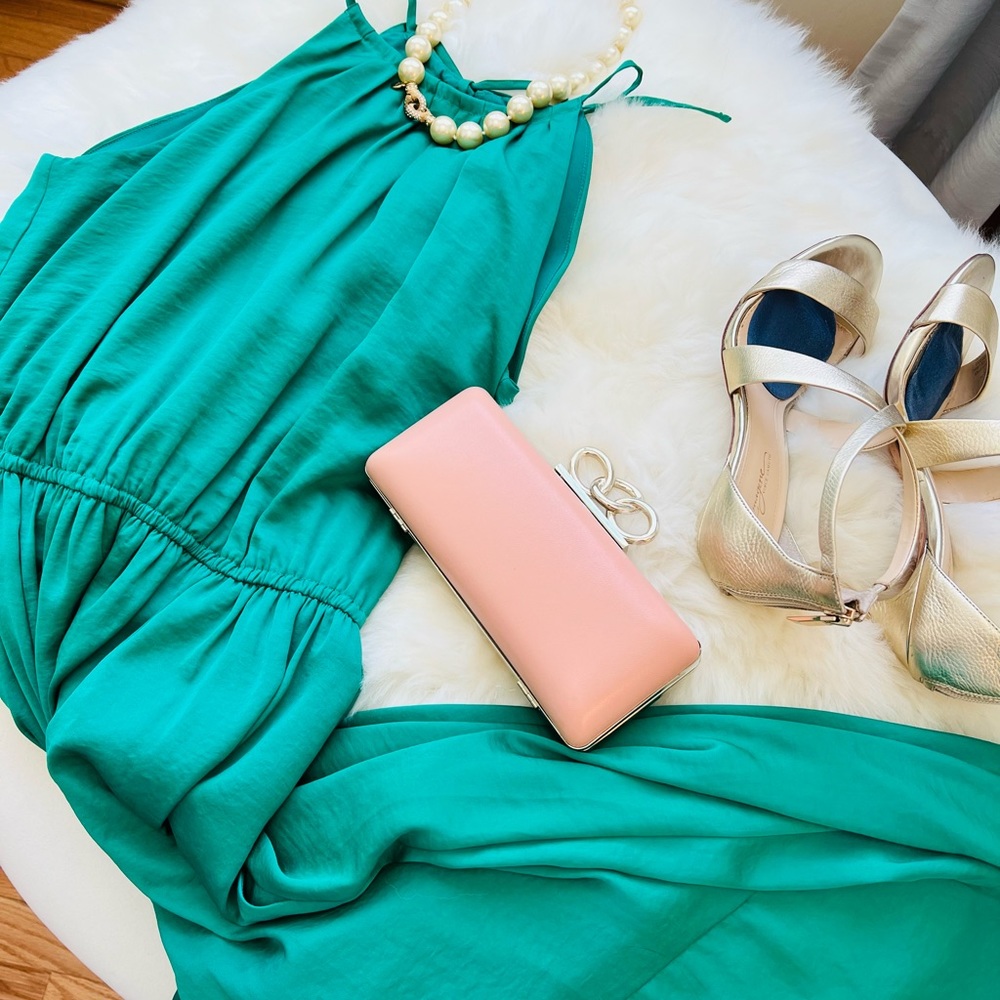 Long sleeveless dress, emerald green.